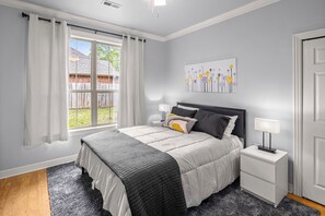 5 habitaciones, escritorio y tabla de planchar con plancha 