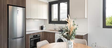Luxury Apartment, City View | Private kitchen
