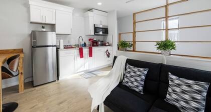 Chic studio with AC and WiFi in superb Harper Woods