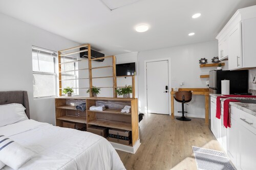 Chic studio with AC and WiFi in superb Harper Woods