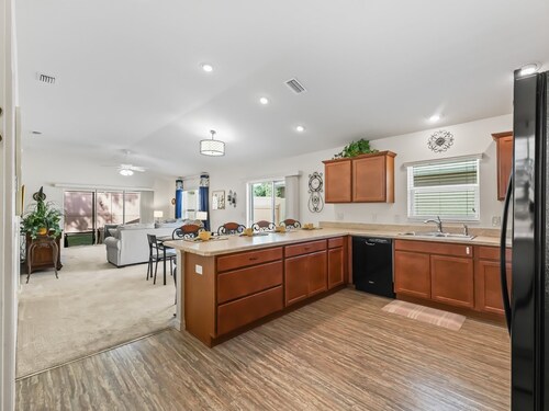 Charming 3/2 Villa in DeSoto with Golf Cart & Lanai – Book Your Villages Escape!