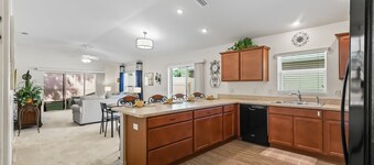 Charming 3/2 Villa in DeSoto with Golf Cart & Lanai – Book Your Villages Escape!