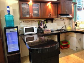 Huis, balkon, uitzicht op de stad | Privékeuken | Een broodrooster