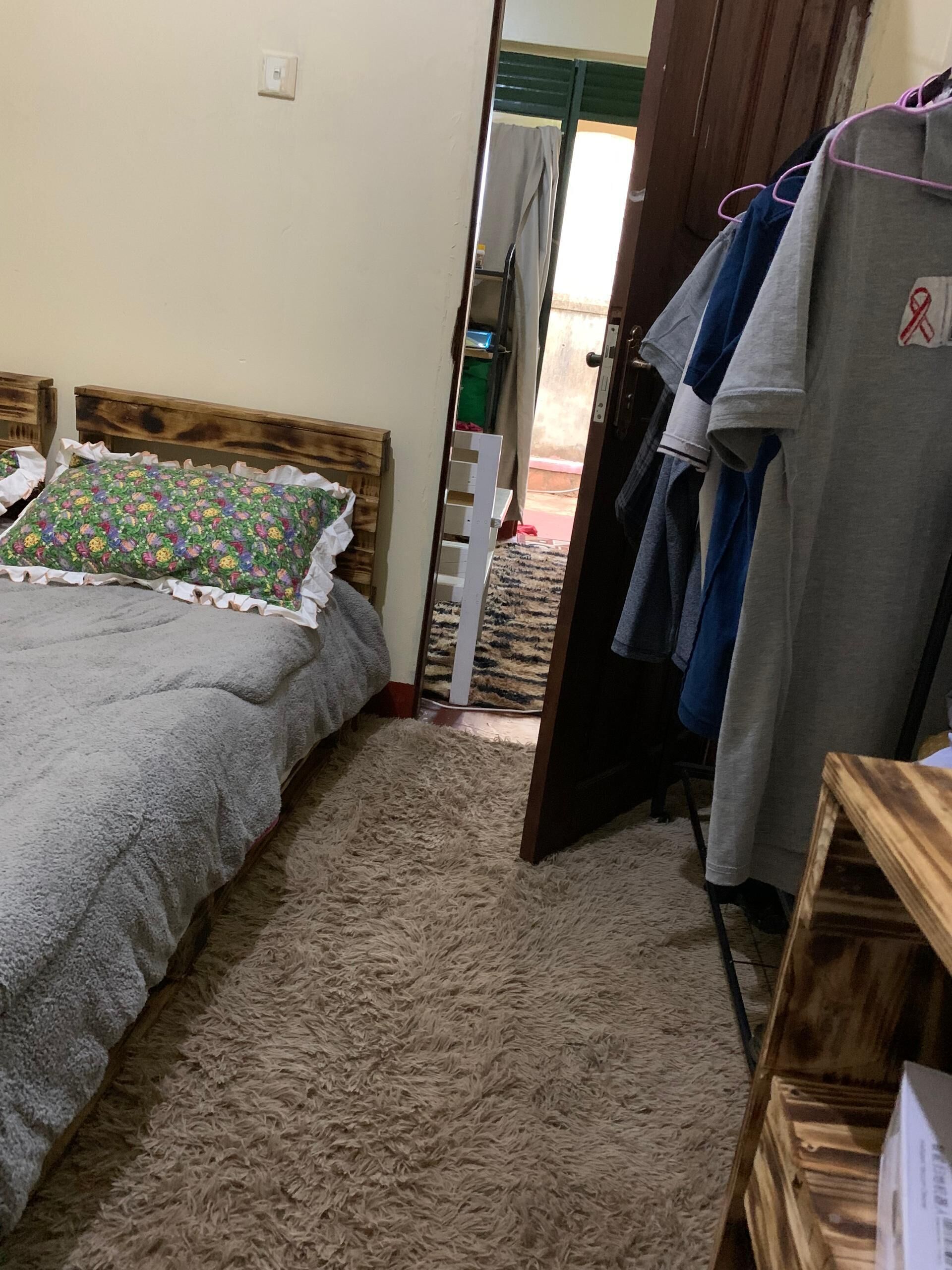 1 habitación, escritorio, tabla de planchar con plancha y wifi 