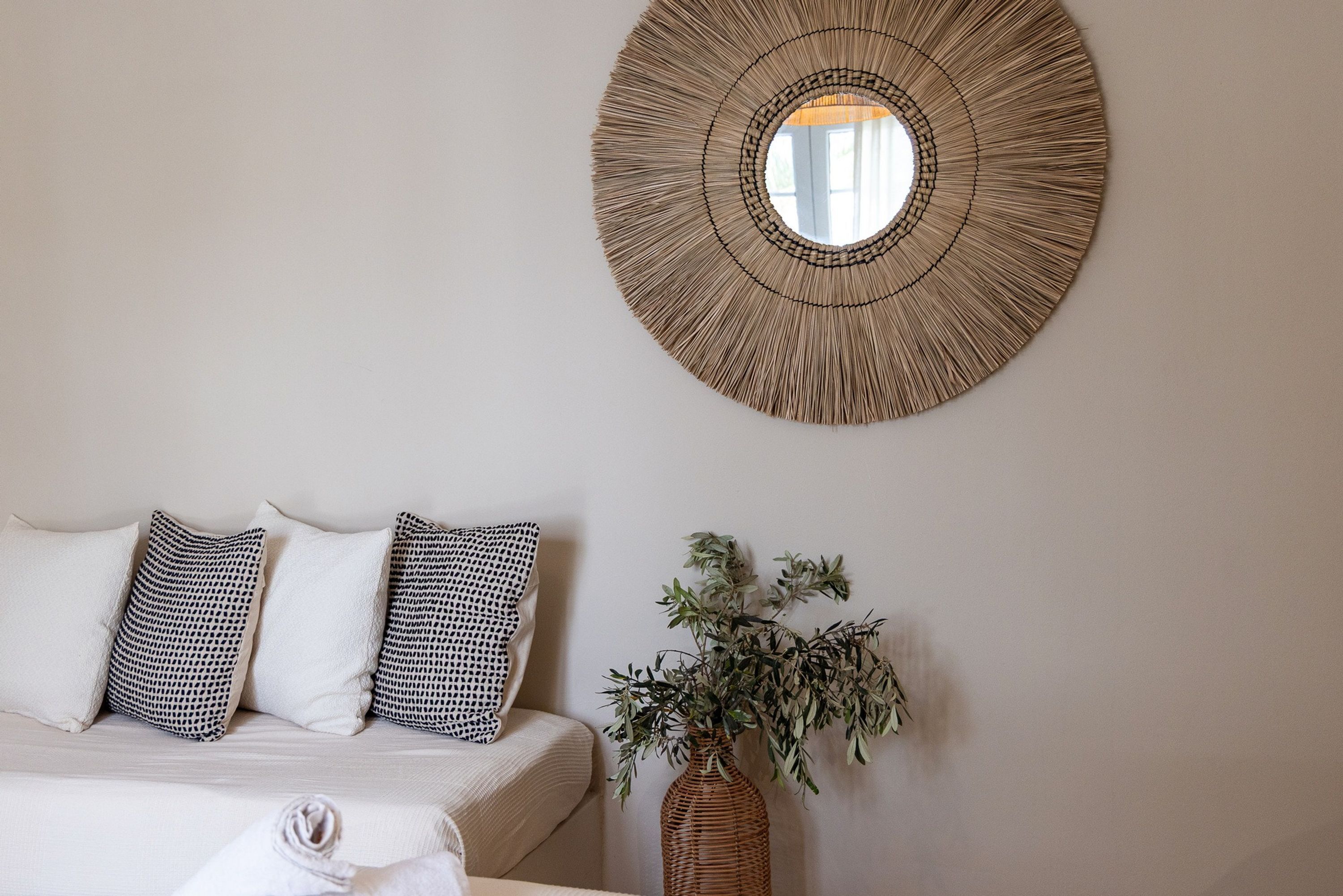 1 soverom, skrivebord, strykejern/-brett og reiseseng for barn