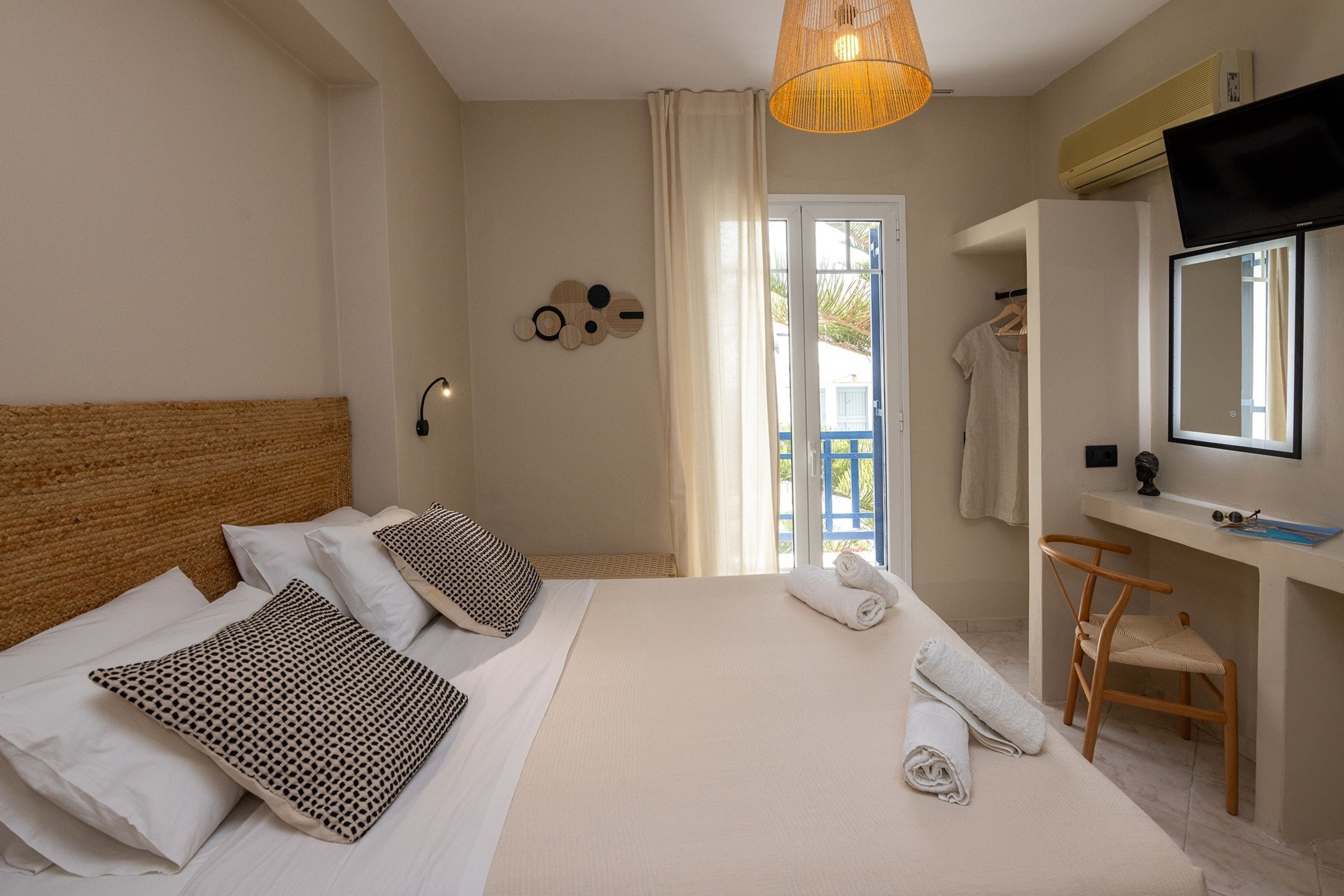 1 slaapkamer, een bureau, een strijkplank/strijkijzer, reisbedje