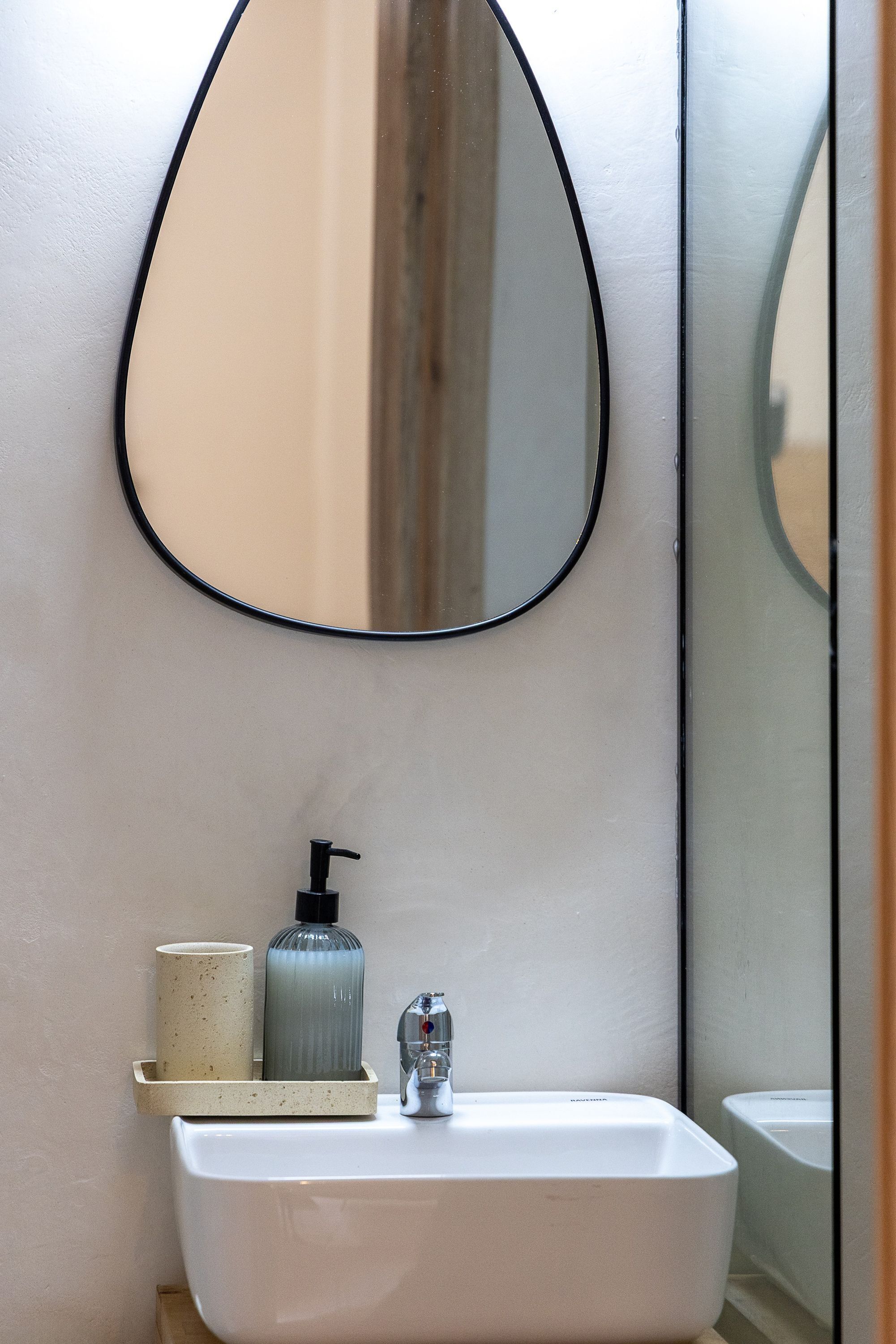 Dusj, hårføner og håndklær