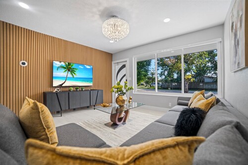 Fun Retreat: 6BR Pool, Games, Jacuzzi, BBQ & More