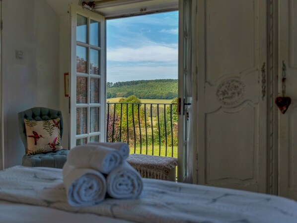 4 bedrooms, iron/ironing board, free WiFi, bed sheets