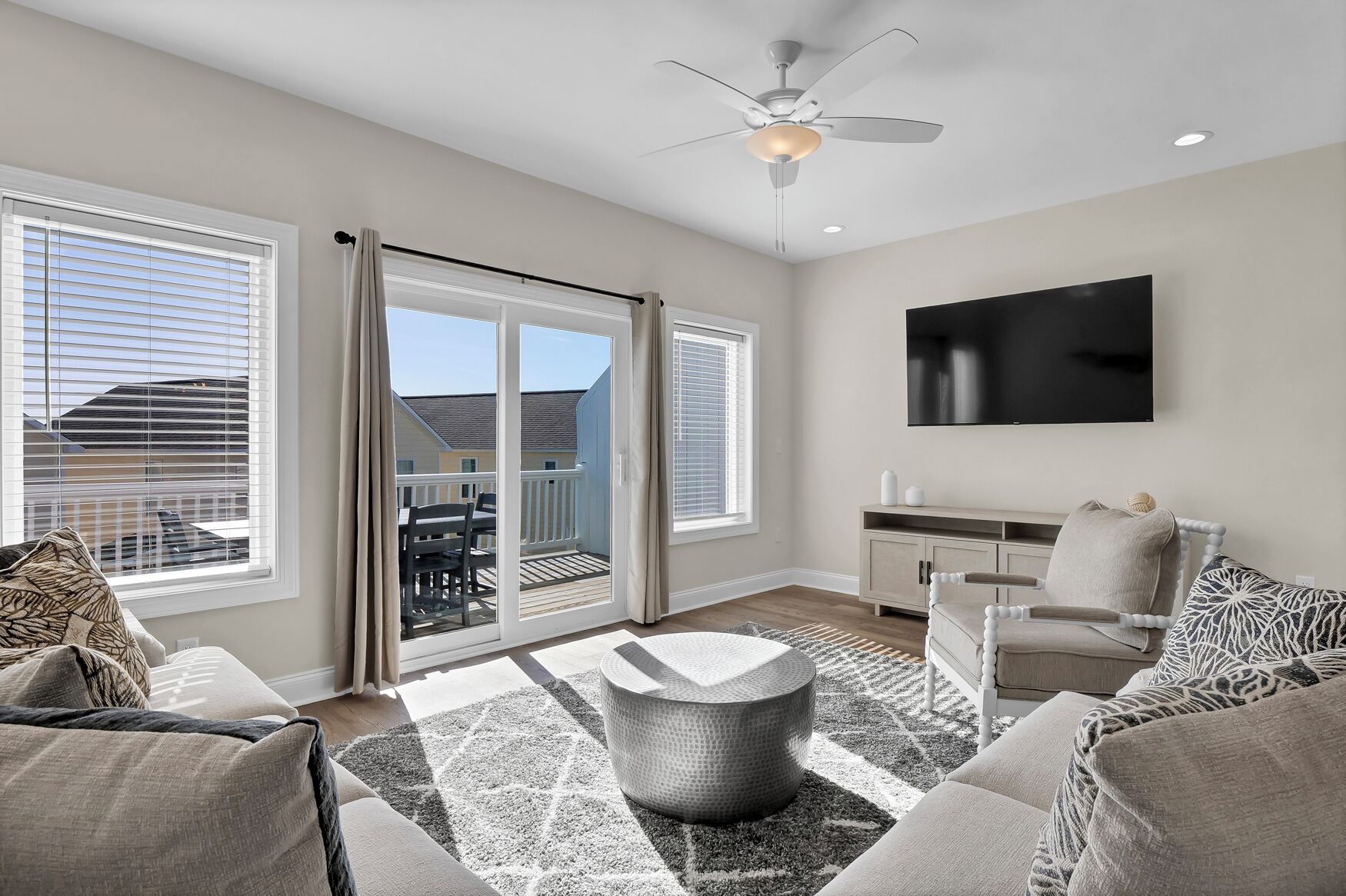 Een televisie en boeken