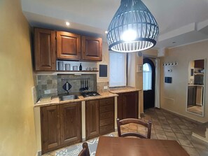 Oven, stovetop, coffee/tea maker, cookware/dishes/utensils