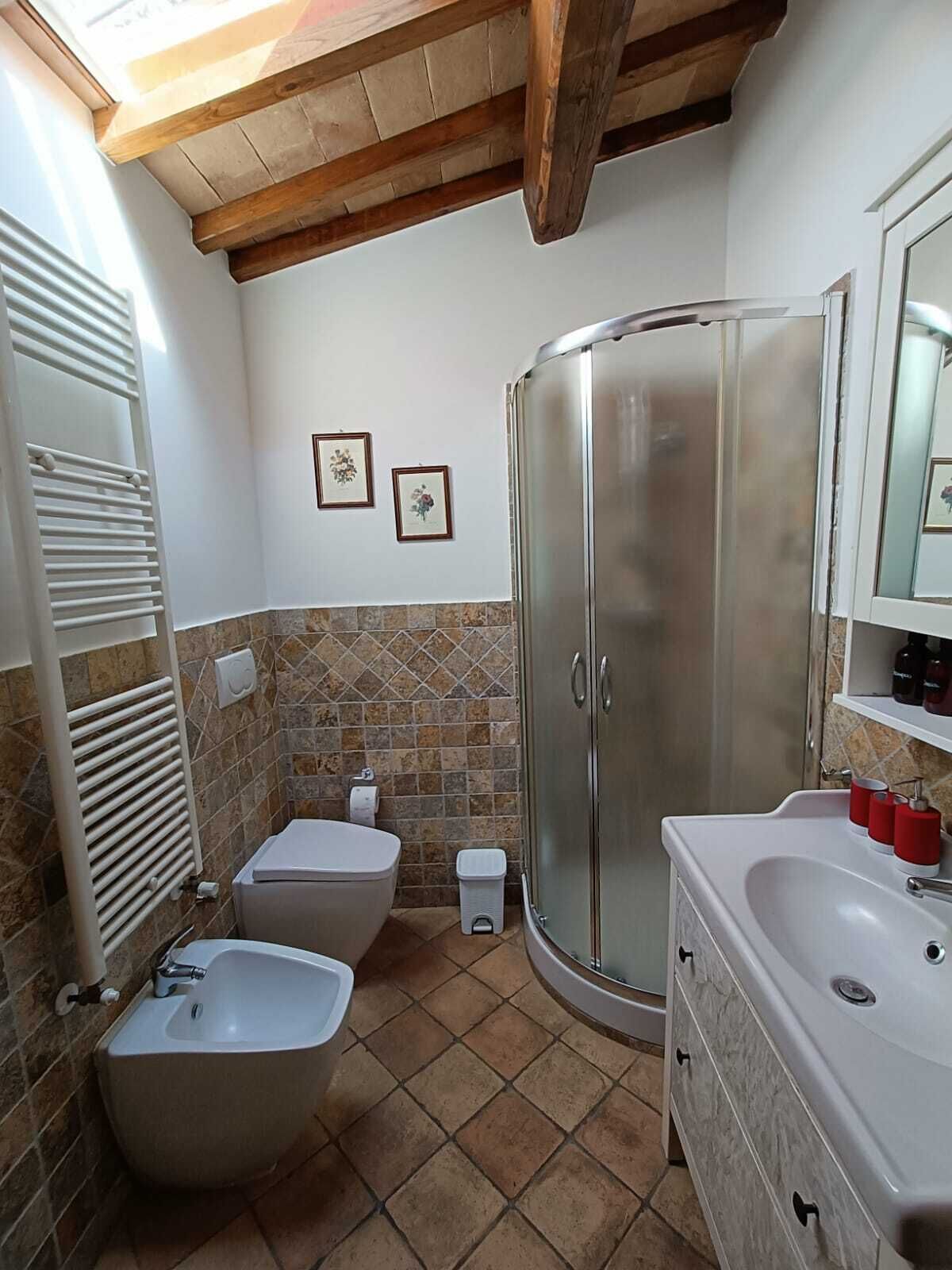 Sèche-cheveux, serviettes fournies, savon, papier toilette