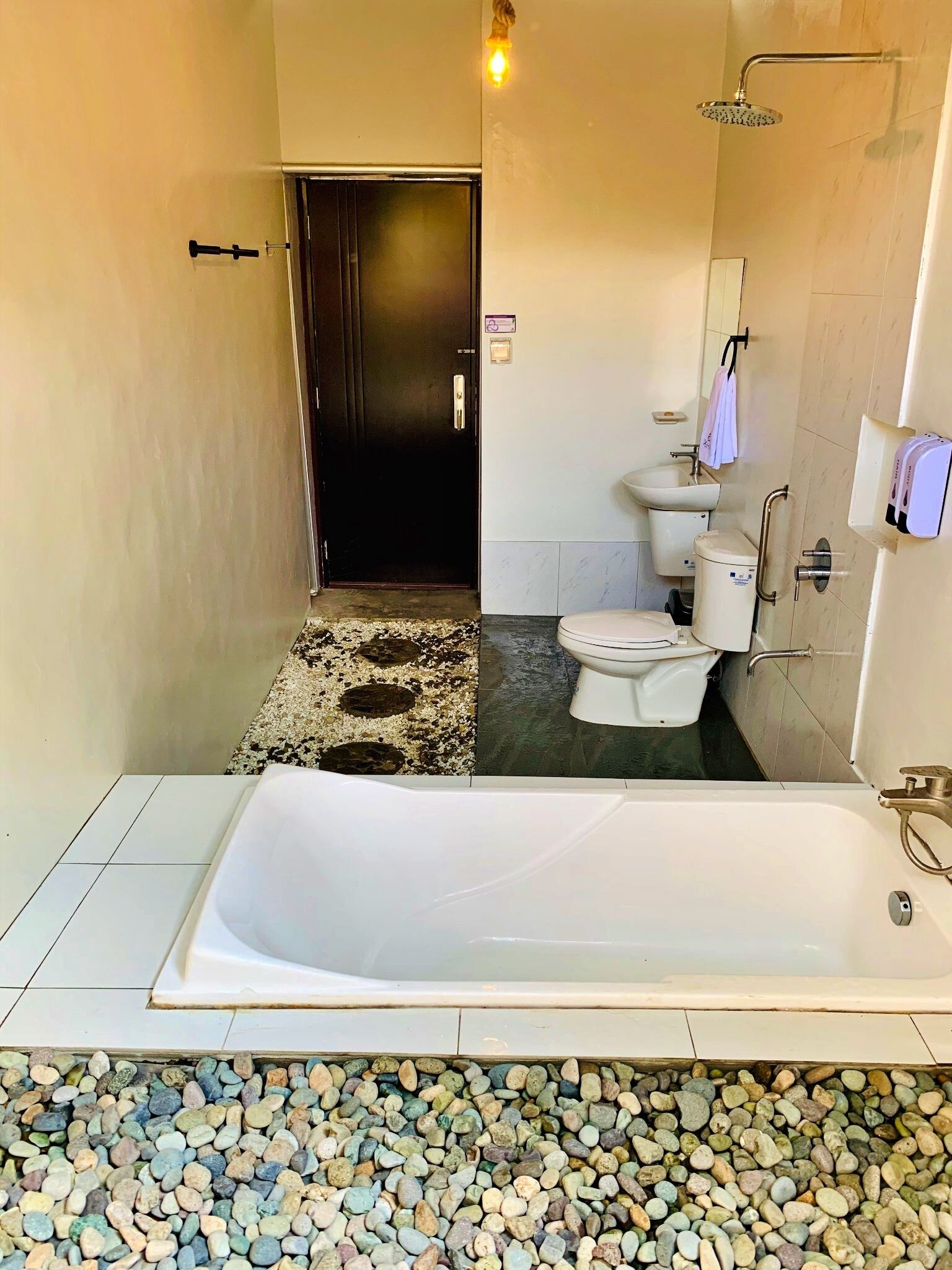 Un baño con bañera, inodoro y ducha.