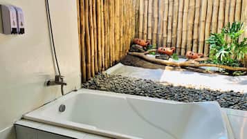 컴포트 빌라, 침대(여러 개), 파티오, 정원 전망 | 욕실 | 샤워기/욕조 결합, 헤어드라이어, 타월, 비누