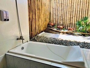 Vil·la Comfort, diversos llits, pati, vistes al jardí | Bany | Combinació de dutxa i banyera, assecador de cabells, tovalloles i sabó