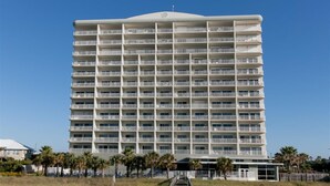 Een meerhoog hotel met een centraal atrium, balkons op elke verdieping en een boardwalk naar de ingang.