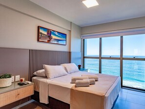 Tabla de planchar con plancha, internet y ropa de cama 