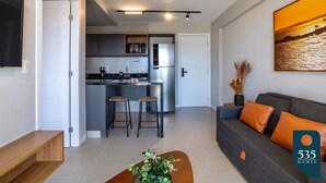 Un apartamento moderno con cocina, sala de estar y comedor.