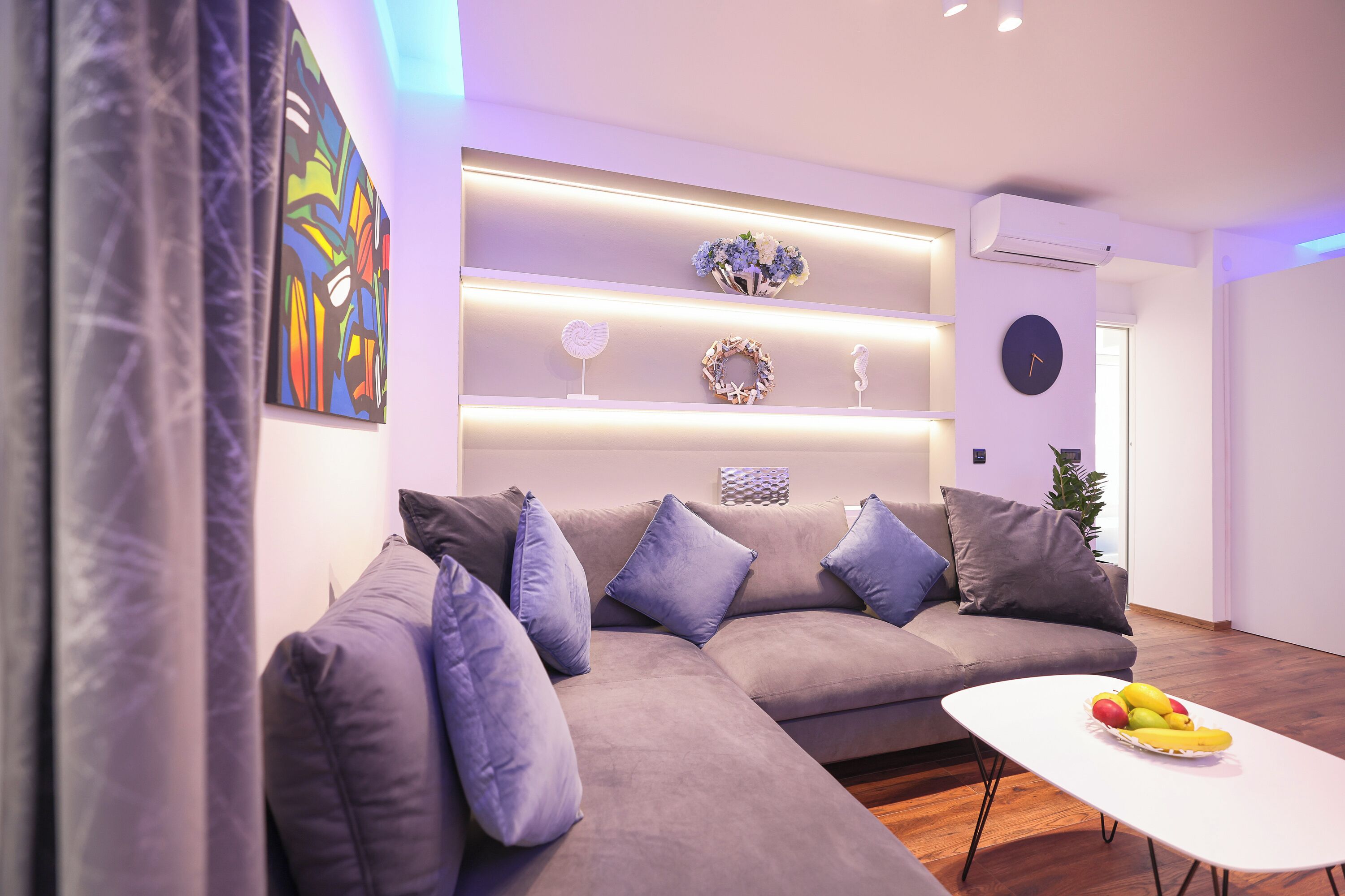 Appartamento Superior, vista città | Area soggiorno | TV a schermo piatto