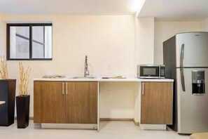 Fridge, microwave, stovetop, cookware/dishes/utensils - 2 Bedroom stylish apartment ideally located in Mexico City (Mexico City)