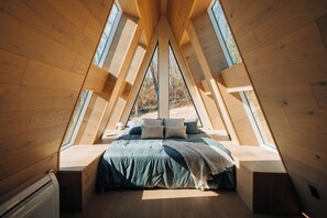 4 bedrooms, iron/ironing board, travel cot, WiFi - Diamond View PA: A-Frame~Hot Tub~Sauna~Panoramic Mountain Views (Ligonier)