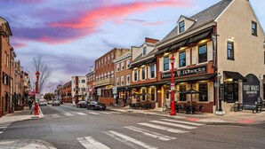 A street view with buildings, a crosswalk, and a red traffic light. - New Spacious 3 Bedroom Apt in the Heart of Philly (Philadelphia)