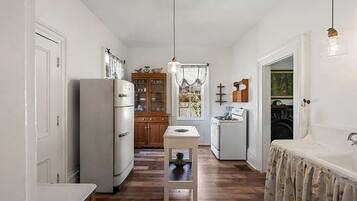 Een koelkast, een oven, een kookplaat, een koffiezetapparaat/waterkoker