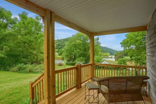 Historic Hunter’s Haven, Waterfront Gem in Tionesta. Float, fish and relax here.