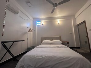 1 dormitorio, tabla de planchar con plancha, wifi y ropa de cama