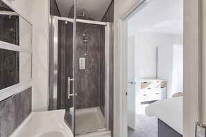 Regadera, amenidades de baño ecológicas, secadora de cabello, toallas