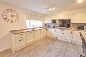 Jääkaappi, mikroaaltouuni, astianpesukone, kahvin-/teenkeitin