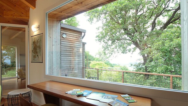 A wooden desk with a view of a lush green landscape through a large window. - Casa Delle Eriche, Colli Euganei, Pool, Wifi (Teolo)
