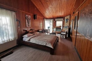 5 bedrooms, iron/ironing board, WiFi, bed sheets