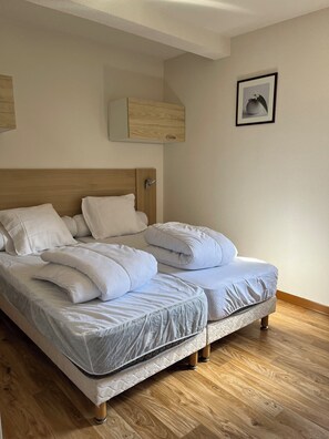 2 slaapkamers, een strijkplank/strijkijzer, reisbedje, wifi