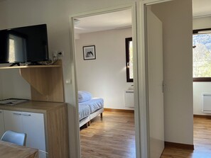 2 chambres, fer et planche à repasser, lit de bébé portatif, Wi-Fi