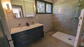 Shower, hair dryer, soap, toilet paper - Cosy house at the gateway to the Cévennes  (Alès)