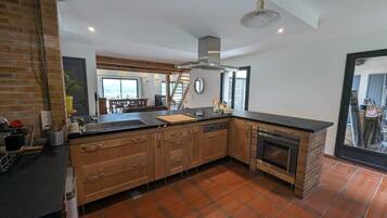 Een microgolfoven, een oven, een vaatwasser