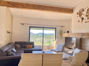 Een smart-tv en een open haard