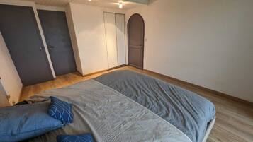 4 slaapkamers, een strijkplank/strijkijzer, wifi