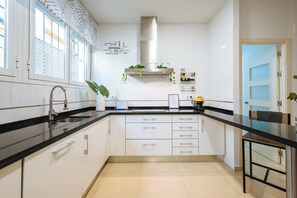 Microwave, dishwasher - Bright & Brisa Apartment (Sevilla)