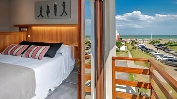 أغطية فراش متميزة وخزنة داخل الغرفة وستائر تعتيم وواي فاي مجانًا