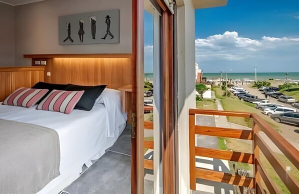 高級雙人房, 陽台, 海景 | 高級寢具、客房內保險箱、遮光布/窗簾、免費無線上網