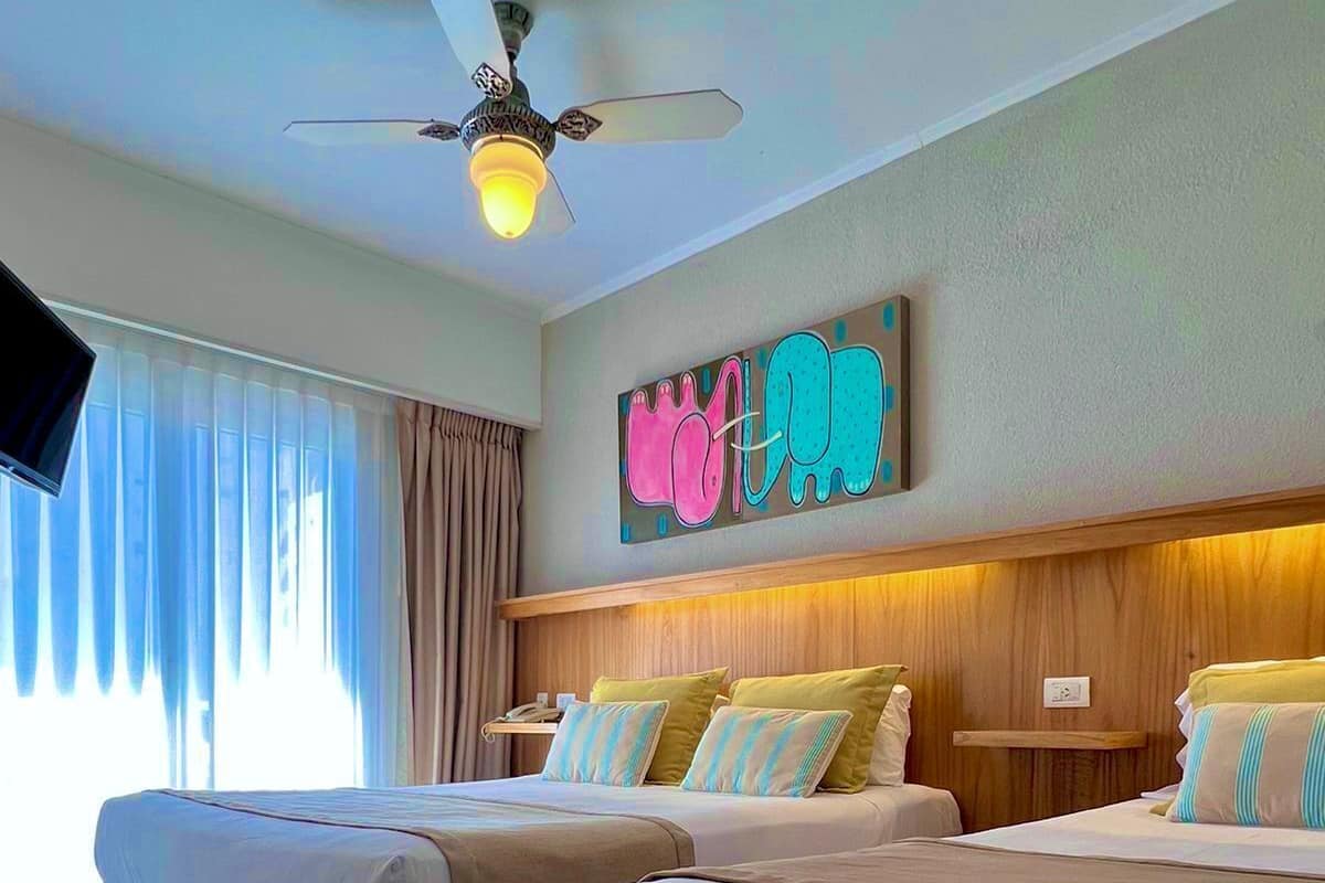Habitación triple superior, balcón, vistas al mar | Ropa de cama de alta calidad, caja fuerte, cortinas opacas y wifi gratis