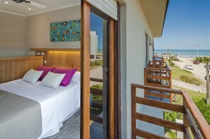 Quarto casal superior, sacada, vista para o mar | Roupas de cama premium, cofres nos quartos, cortinas blackout