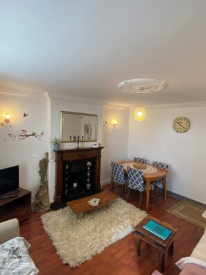 Smart TV, fireplace - Cosy Cottage in South Yorkshire Village. 
 (Darfield)
