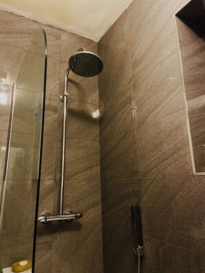 Hair dryer, towels, soap, toilet paper - Cosy Cottage in South Yorkshire Village.
(Darfield)