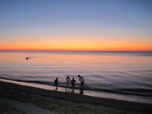 Cape May-1 block to Delaware Bay beach, sleeps 10 and pet friendly