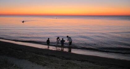 Cape May-1 block to Delaware Bay beach, sleeps 10 and pet friendly