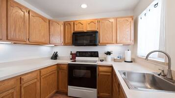 Refrigerador, microondas, horno y parrilla de estufa