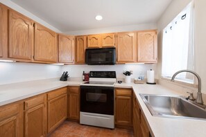 冷蔵庫、電子レンジ、オーブン、コンロ